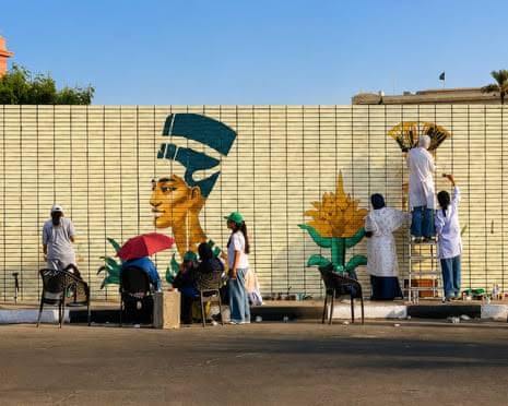 Cairo removes wrong-colored murals