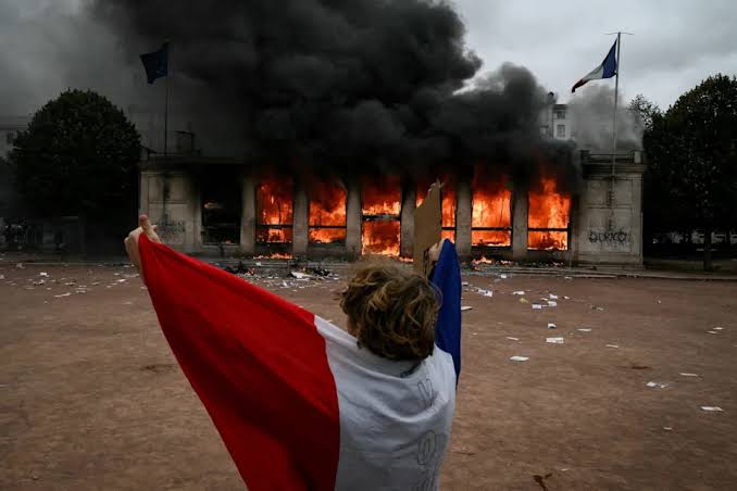 France at risk of defaulting on debt